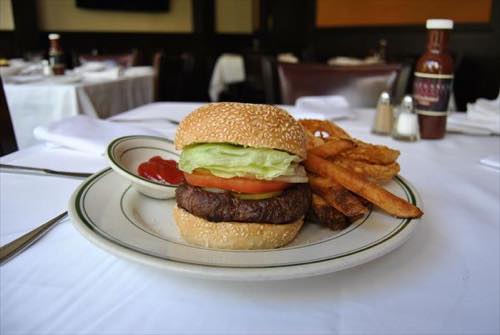 ハワイのウルフギャングステーキハウスのハンバーガー