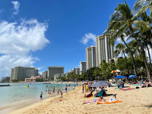 ハワイのロコに聞いた ハワイでビーチに行く時の持ち物 貴重品管理 服装のススメ Kaukau ハワイのお得なクーポン 予約ならカウカウ