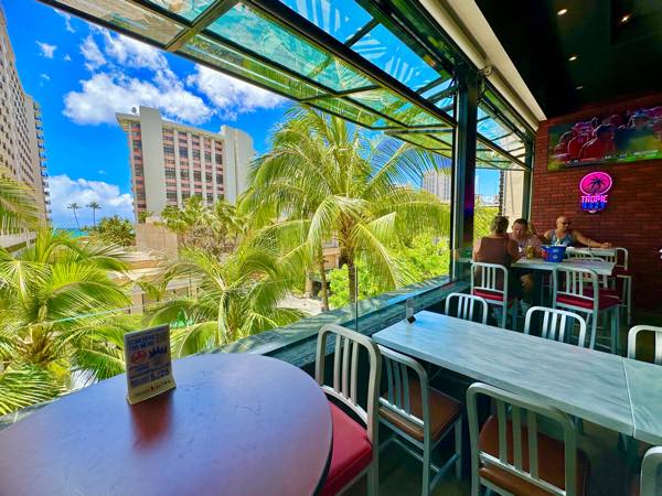 skybox-taphouse-international-marketplace-hawaii-waikiki-bar2