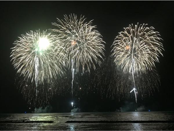 ハワイ　年越し　花火　ワイキキ