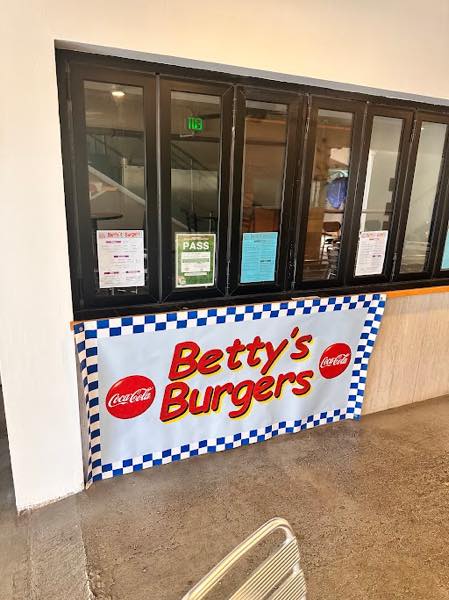 th_bettys burger hawaii waikiki