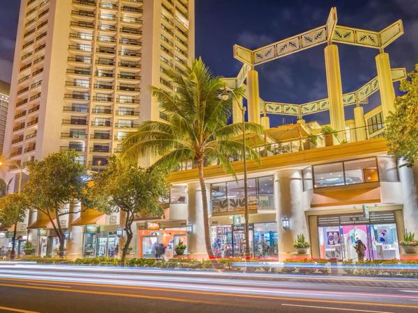 th_Hyatt-Regency-Waikiki-Beach-Resort-and-Spa-P468-Exterior-Street.16x9