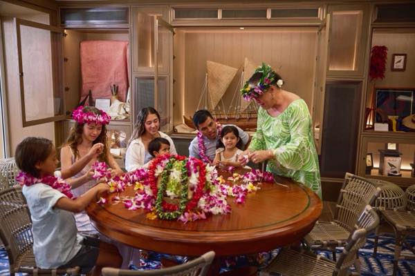 th_ourtrigger-reef-waikiki-beach-resort-ao-cultural-center-lei-making2