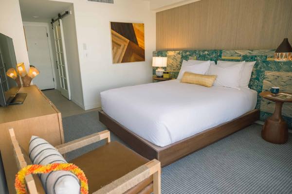 th_【The-Surfjack】One-Room-Bungalow_Queen-Bed-1-1