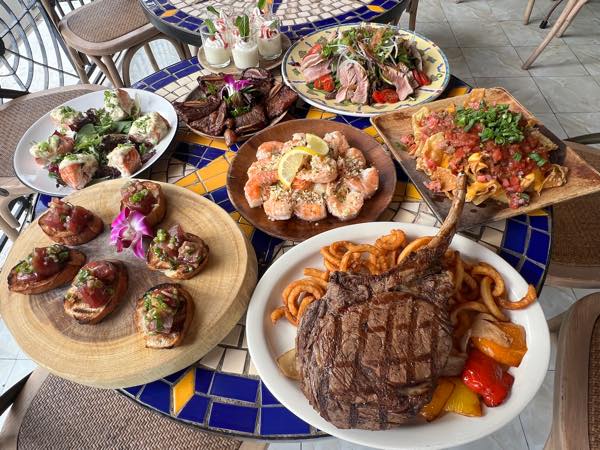 ハワイ旅行の食事をお得に楽しむ！グループ利用で特典が付くレストラン