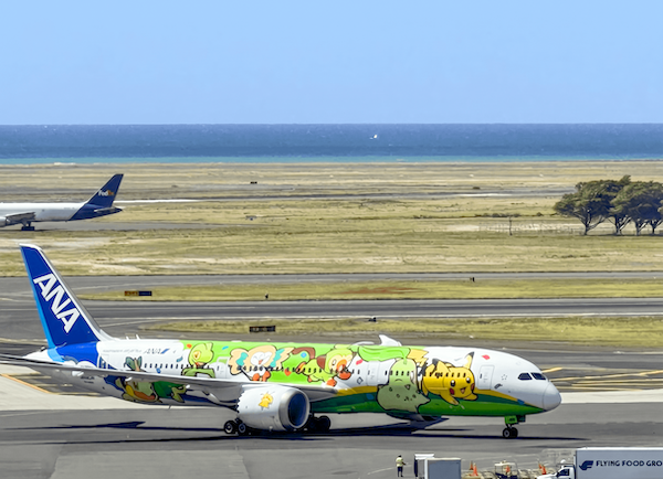 ANA「ポケモンジェット 緑」がハワイに到着！ピカチュウたちと空の旅